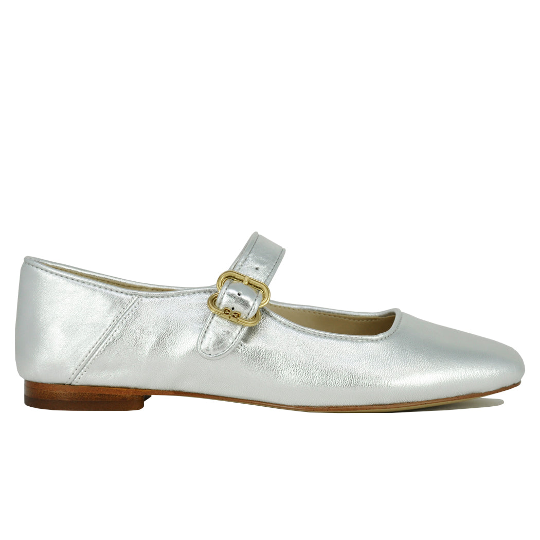 Michaela Leather Flat – Footnotes
